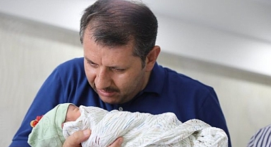 Yeni doğan bebeğin ismini Vali Ayhan koydu