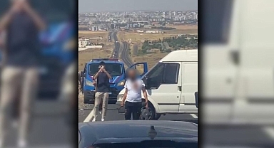 Yolu trafiğe kapattı: Urfa’da bıçaklı şahıs korkuya neden oldu!