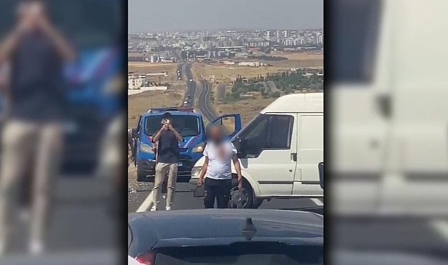 Yolu trafiğe kapattı: Urfa’da bıçaklı şahıs korkuya neden oldu!
