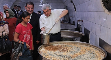 Başkan Beyazgül, Aşevinde Aşure Dağıtımına Katıldı