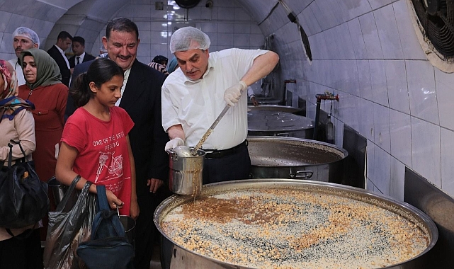 Başkan Beyazgül, Aşevinde Aşure Dağıtımına Katıldı
