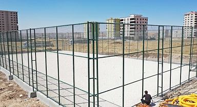 Batıkent'te gençler için sentetik çim saha kazandırılıyor