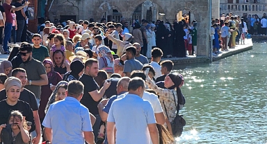 Bayram tatili fırsat oldu! Şanlıurfa yoğun ziyaretçi akınına uğradı!
