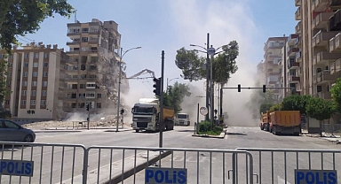 Depremde hasar almıştı! Urfa’da Stad Apartmanı’nın yıkımı sürüyor!