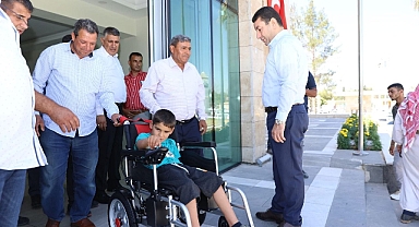 Engelli çocuğun yüzü başkan Özyavuz’la güldü