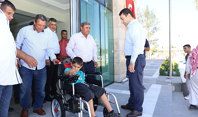 Engelli çocuğun yüzü başkan Özyavuz’la güldü