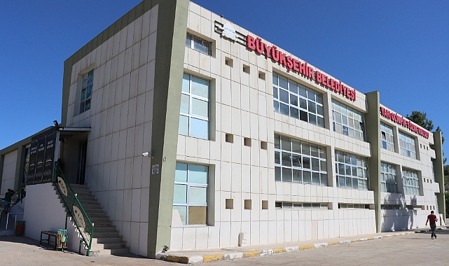 Gençler Urfa Büyükşehir ile yüzme öğreniyor