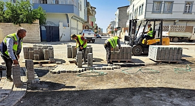 Hürriyet mahallesinde kilitli parke taşı döşeme çalışması