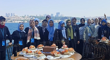 Şanlıurfalı 25 kız depremzede öğrenci, İstanbul’un keyfini çıkardı