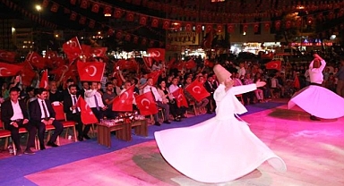 Şanlıurfalılar 15 Temmuz yıl dönümünde Topçu meydanına akın etti!
