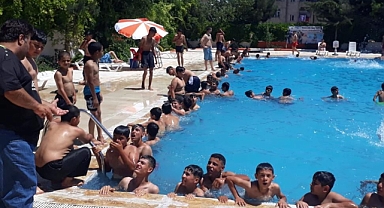 Sıcak Hava Bunalttı Vatandaşlar Büyükşehir’in Havuzlarına Koştu