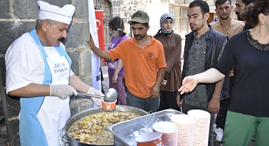 Siverek Belediyesi 10 Bin Kişiye Aşure İkram Etti
