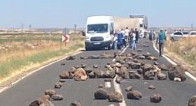 Sürücüler mağdur oldu! Urfa'da çiftçiler yine yol kapatarak eylem yaptı!