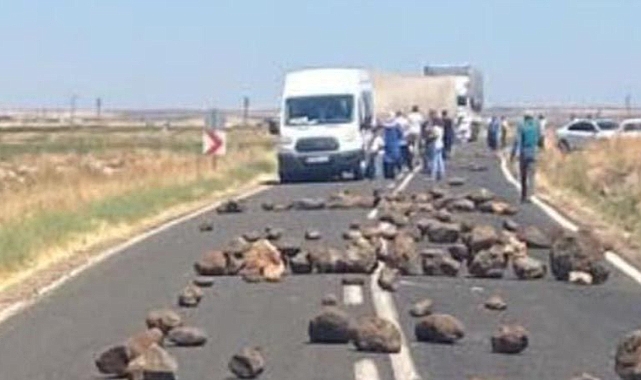 Sürücüler mağdur oldu! Urfa'da çiftçiler yine yol kapatarak eylem yaptı!