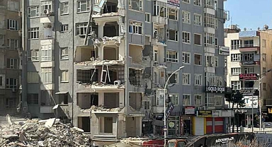 Urfa'da ağır hasarlı binadan düştü! Feci şekilde can verdi!