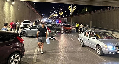 Urfa’da gece saatlerinde kaza: 2 araç çarpıştı!