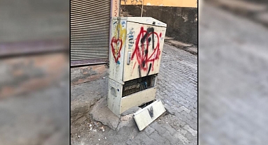 Urfa’daki elektrik panosu tehlikeye davetiye çıkardı!