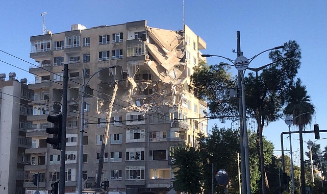 Urfa'nın göbeğindeki apartmanın yıkımına başlandı!