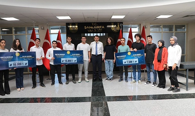 YKS’de başarılı oldular! Vali Ayhan, Şanlıurfalı öğrencileri ödüllendirdi!