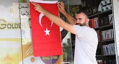 Haliliye 'de esnaf ve vatandaşa Türk Bayrağı dağıtıldı