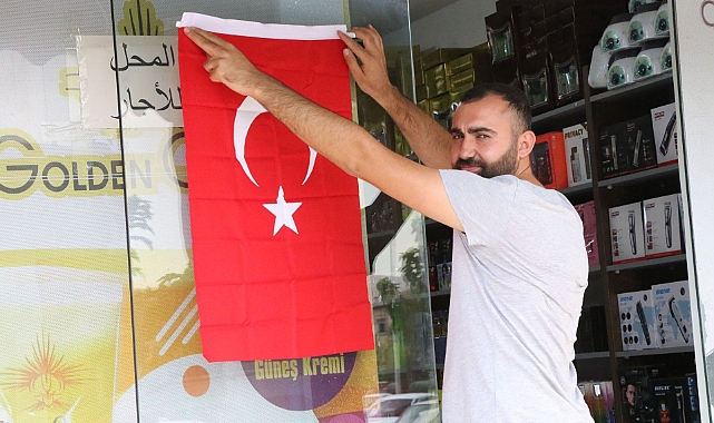 Haliliye 'de esnaf ve vatandaşa Türk Bayrağı dağıtıldı