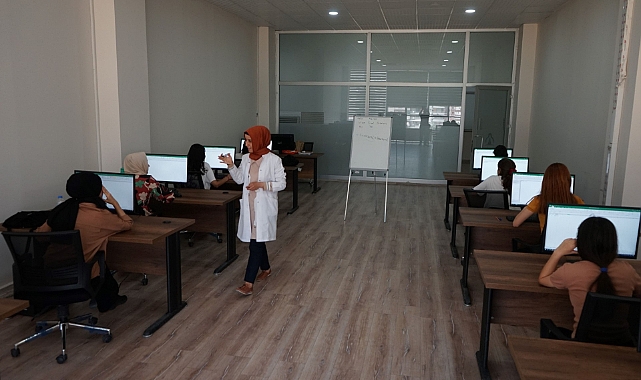 Karaköprü'de kadınlar zamanlarını bilgisayar eğitimiyle değerlendiriliyor