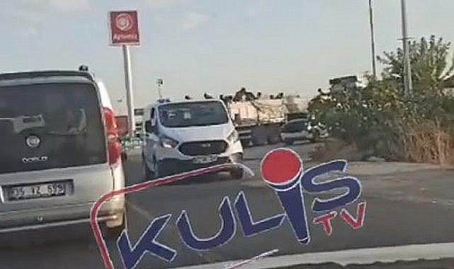 Şanlıurfa Diyarbakır Yolu üzerinde kamyon kasasından inen onlarca kaçak böyle görüntülendi