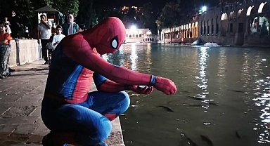Vatandaş meraklı gözlerle izledi: 'Örümcek Adam' Balıklıgöl'de balıklara yem verdi!