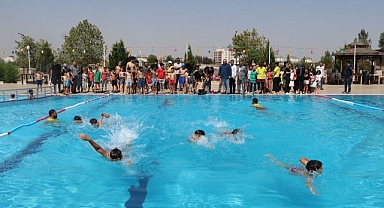 Viranşehir belediyesinden yüzme kursu öğrencilerine eğitim sertifikası