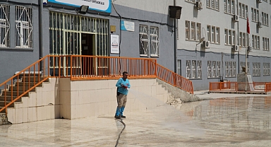 Haliliye'de okullar temizleniyor