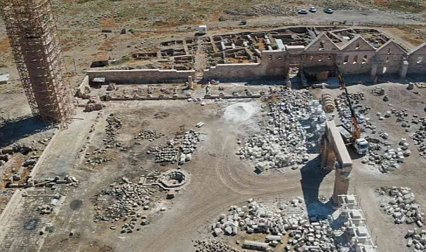 Urfa'da 800 yıl önce Moğolların yıktığı tarihi caminin sütunları bir bir gün yüzüne çıkıyor