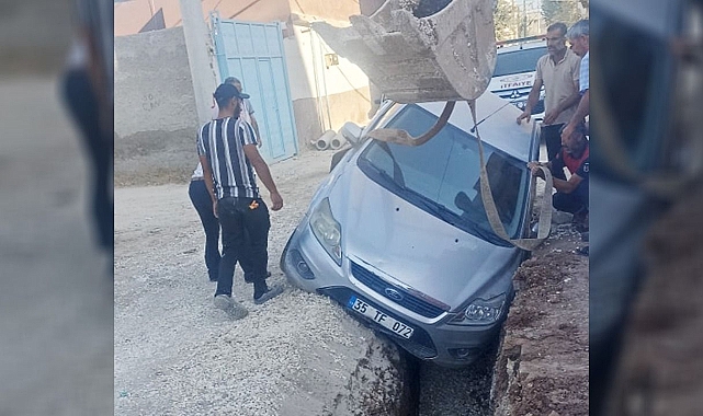 Urfa'da bir araç çukura düştü!
