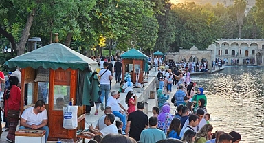 Urfa'nın en önemli tarihi noktalarından! Akşam saatlerinde yoğunluk!