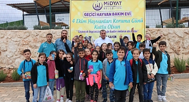 Başkan Şahin, Öğrencilerle Sokak Hayvanları Barınağını Ziyaret Etti