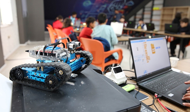 Karaköprü'de Çocuklar Robotik Kodlama Kursunda Yazılımın Temelini Öğreniyor