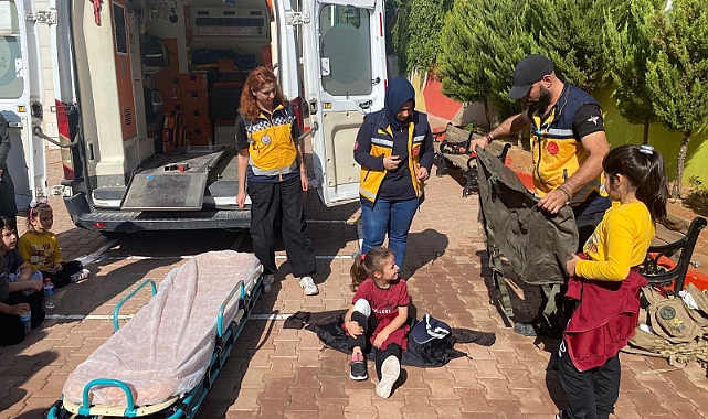 Minik öğrencilere 112 Acil Sağlık Hizmetleri ve Ambulans tanıtımı yapıldı.