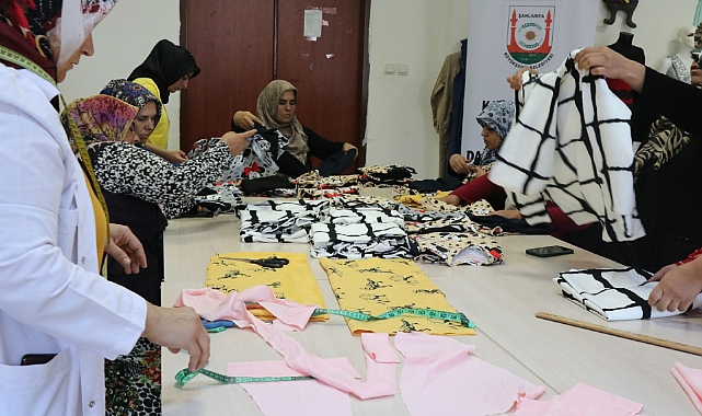 Şanlıurfalı Kadınlar İhtiyaç Sahibi Aileler İçin Kıyafet Dikiyor