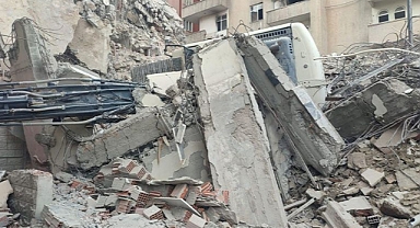 Urfa’da hasarlı binayı yıkan kepçe devrildi! Operatör yaralandı!
