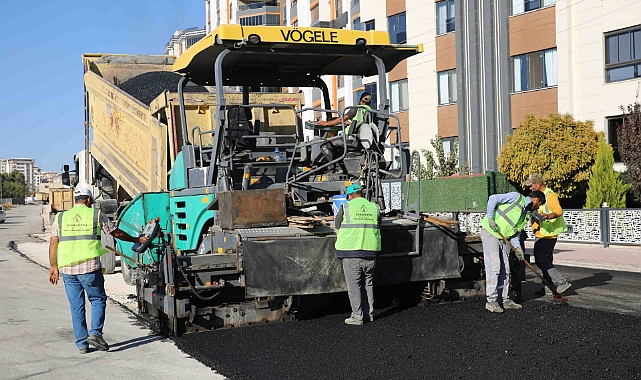 Karaköprü'de Yollar Sıcak Asfaltla Yenileniyor