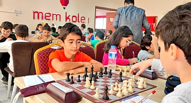 Mem Kolejinden Satranç Turnuvasından Dereceye Girenler Ödüllendirildi