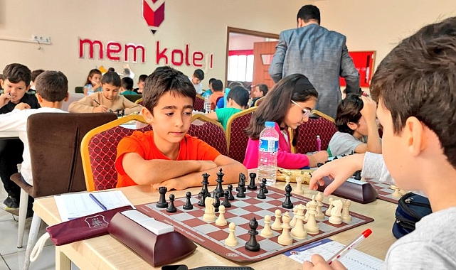 Mem Kolejinden Satranç Turnuvasından Dereceye Girenler Ödüllendirildi
