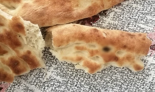 Yer yine Karaköprü! Ekmeğin içinden çıkan mide bulandırdı!