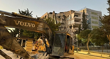 Depremde ağır hasar aldı! Şanlıurfa’da bir binanın daha yıkımı başladı!