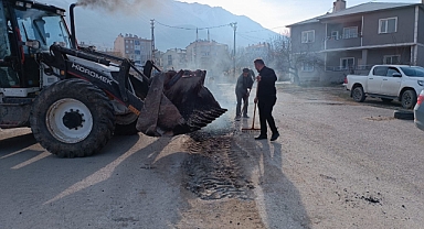 Gevaş Beldiyesi Bozulan Yolları Onarıyor