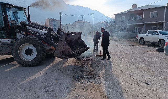 Gevaş Beldiyesi Bozulan Yolları Onarıyor