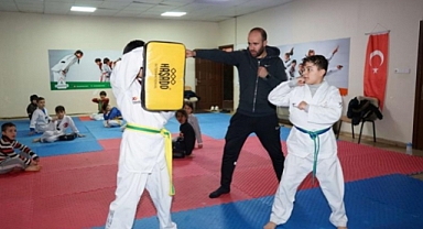 Karaköprü'de çocuklar zamanını spor kurslarında değerlendiriyor