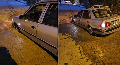 Karaköprü’de obruk oluştu! Vatandaşın aracı düştü!