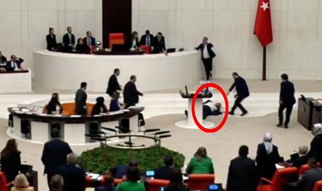 Meclis kürsüsünde konuşurken yere yığıldı! Bakan Koca: Durumu son derece kritik!
