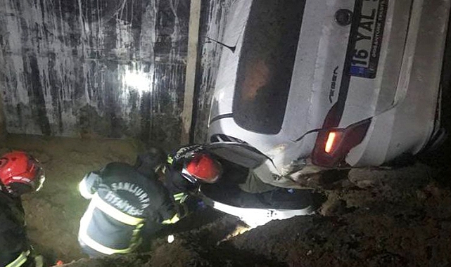 Urfa'da bir kişi kaza yaptığı otomobilde sıkıştı!