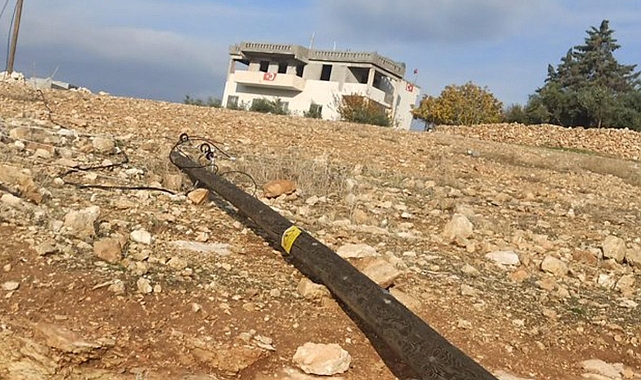 Urfa’da elektrik direği düştü! DEDAŞ oralı olmadı!